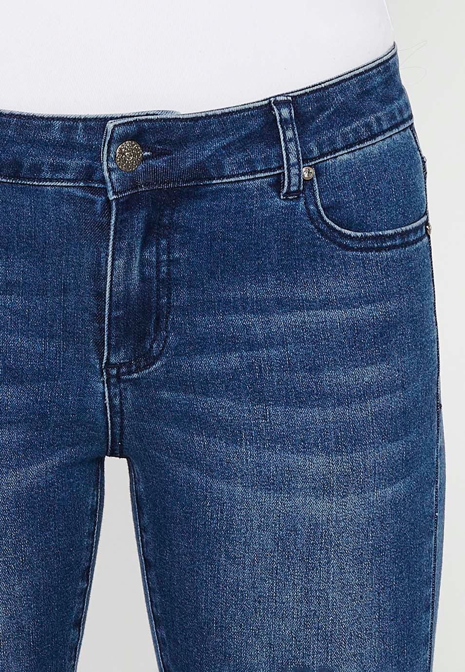 Pantalon pirate en jean avec finition broderie et fermeture zippée devant en Bleu pour Femme 5