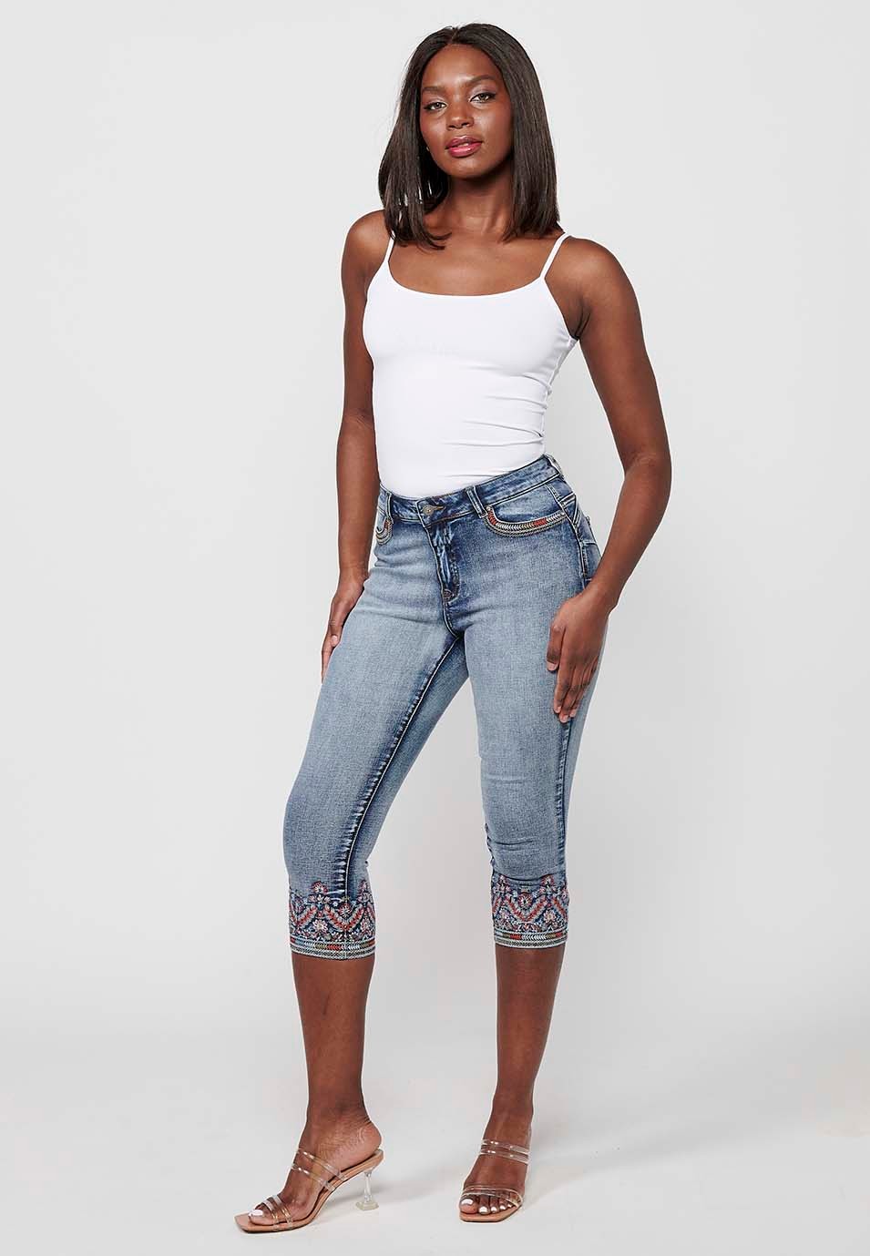 Pantalon pirate en jean avec détails brodés et effet usé en bleu clair pour femme