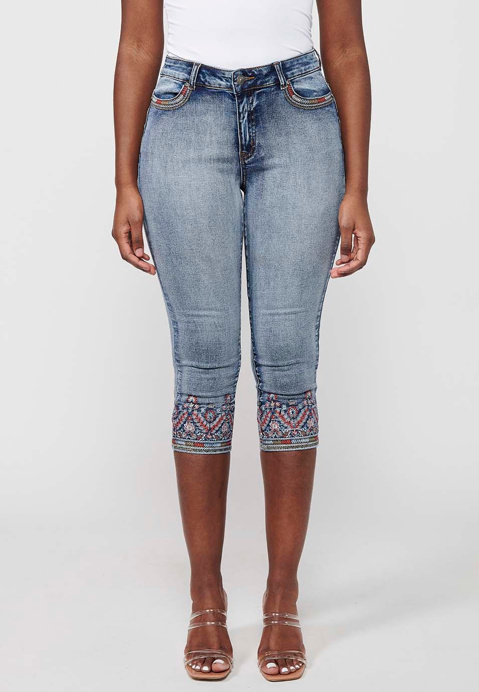 Pantalon pirate en jean avec détails brodés et effet usé en bleu clair pour femme