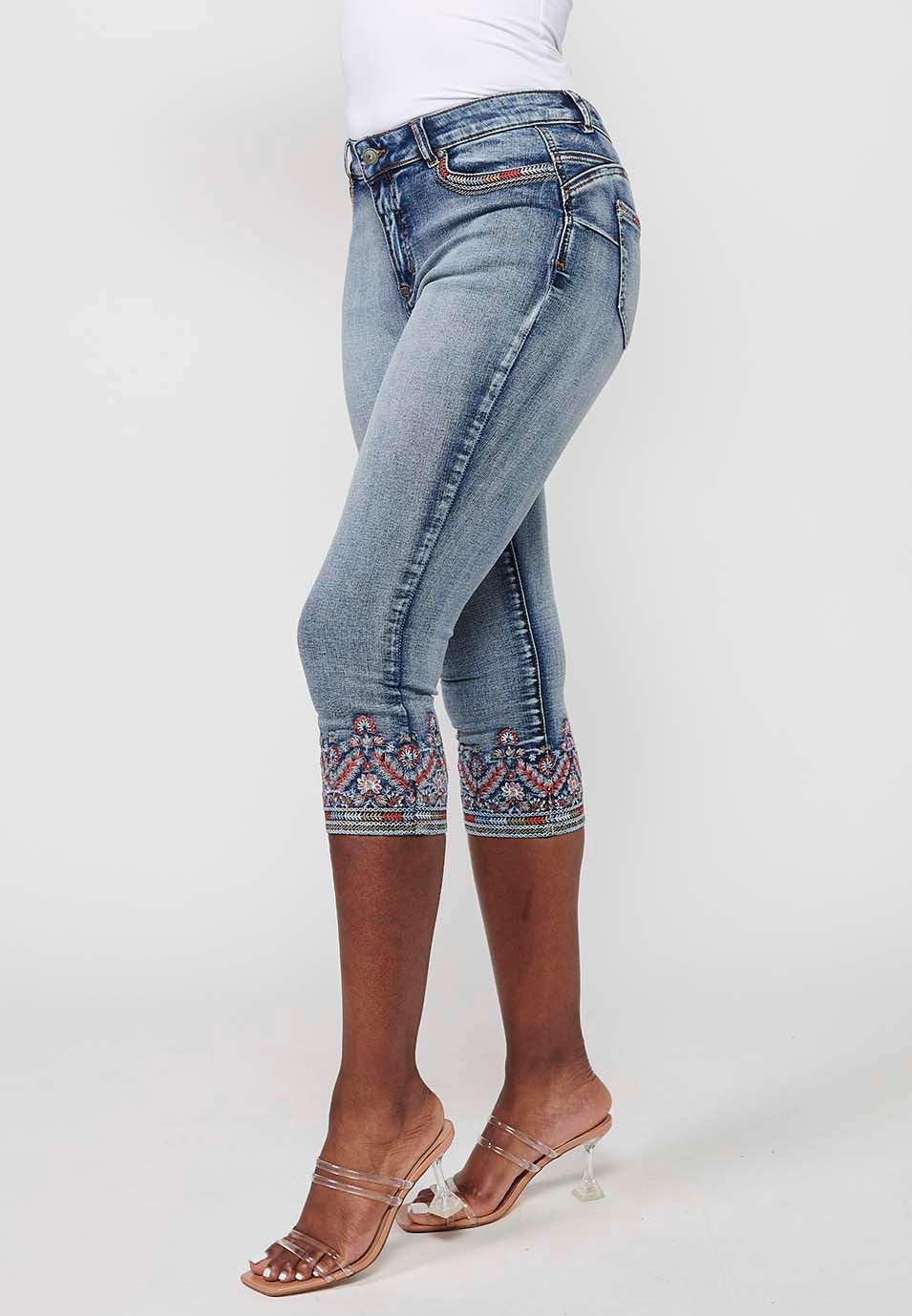 Pantalon pirate en jean avec détails brodés et effet usé en bleu clair pour femme