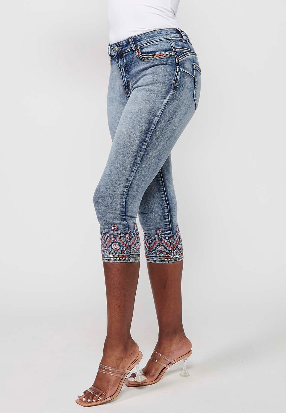 Pantalons denim pirata amb detalls brodats i efecte desgastat color blau clar per a dona