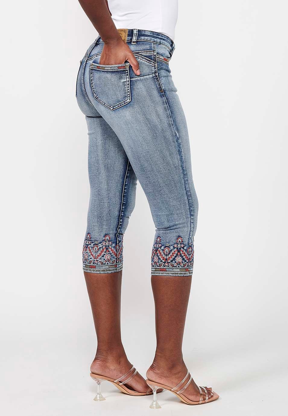 Pantalón denim pirata con detalles bordados y efecto desgastado color azul claro para mujer