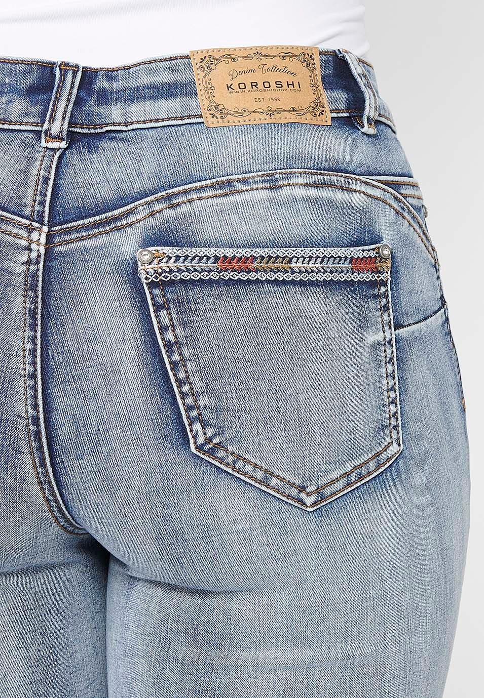 Pantalón denim pirata con detalles bordados y efecto desgastado color azul claro para mujer