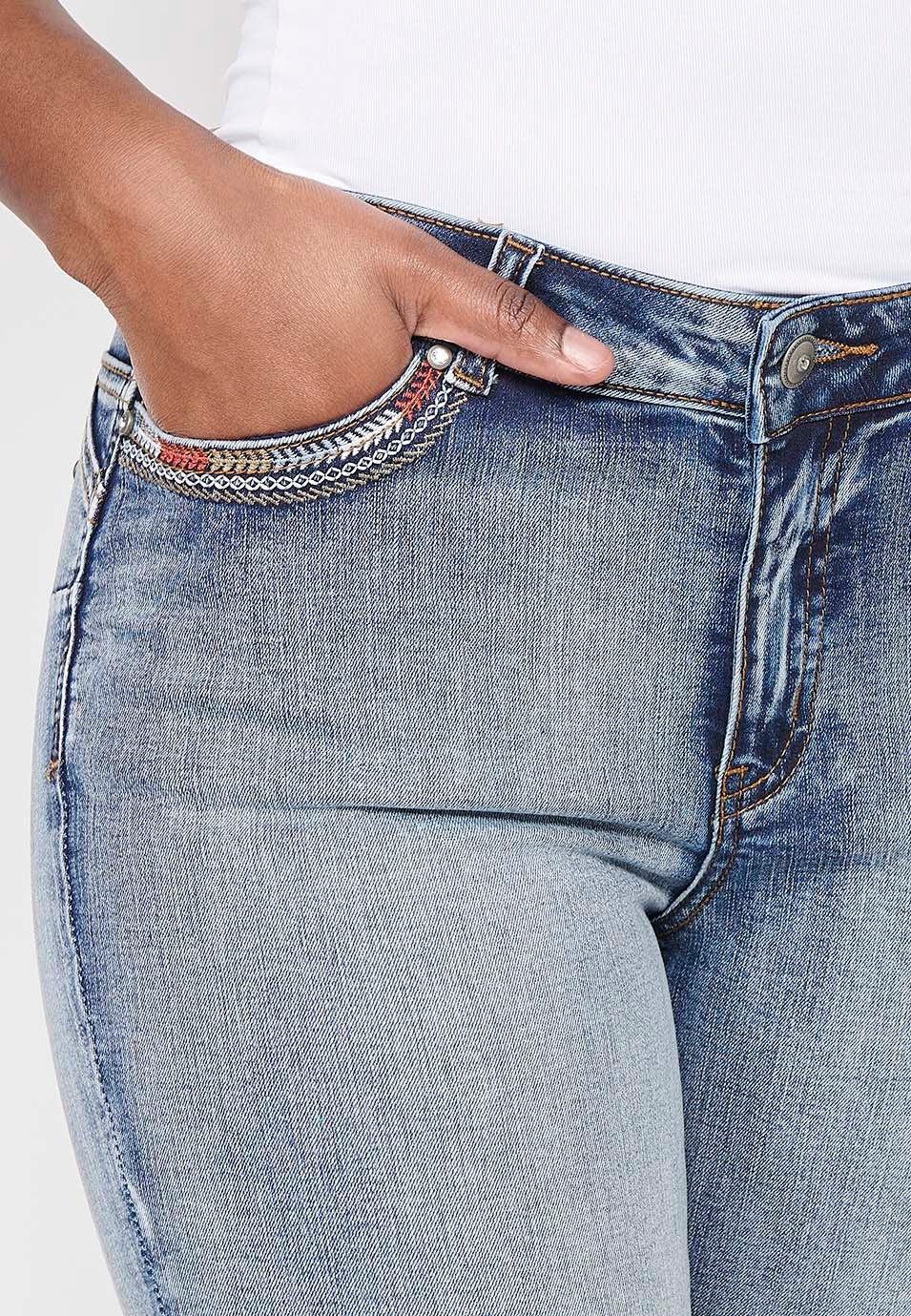 Pantalón denim pirata con detalles bordados y efecto desgastado color azul claro para mujer