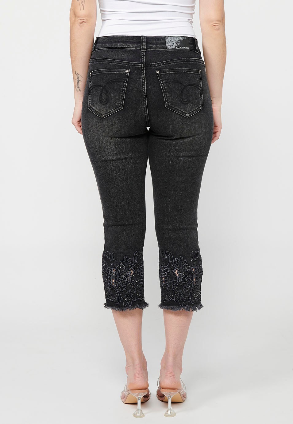 Short style pirate orné d'une broderie florale avec fermeture sur le devant avec fermeture éclair et bouton en Noir pour Femme