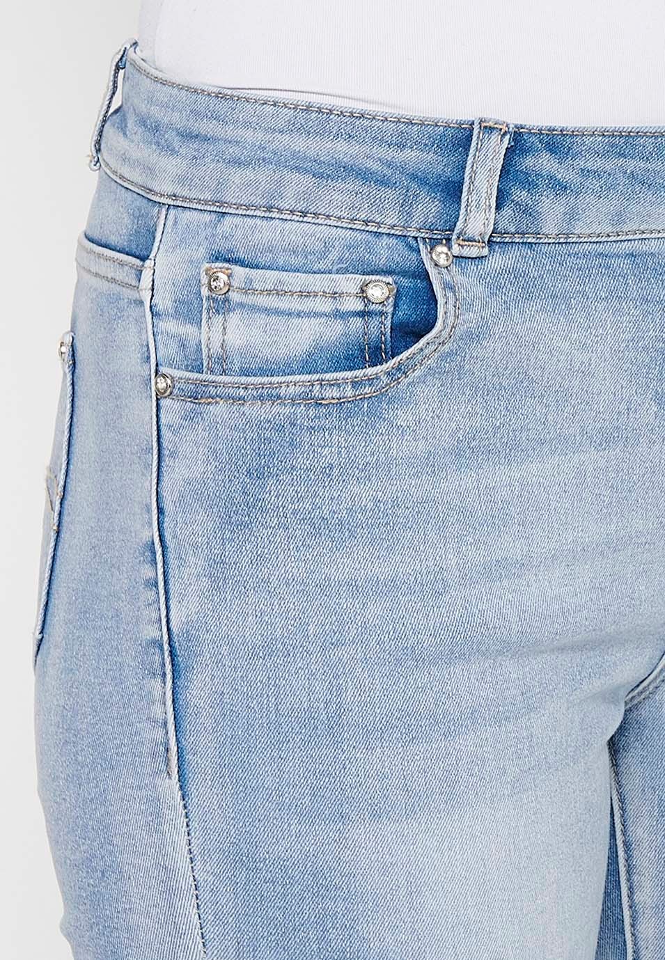 Pantalon pirate long en jean avec fermeture éclair sur le devant et fermeture boutonnée avec broderie florale bleue pour femme 10