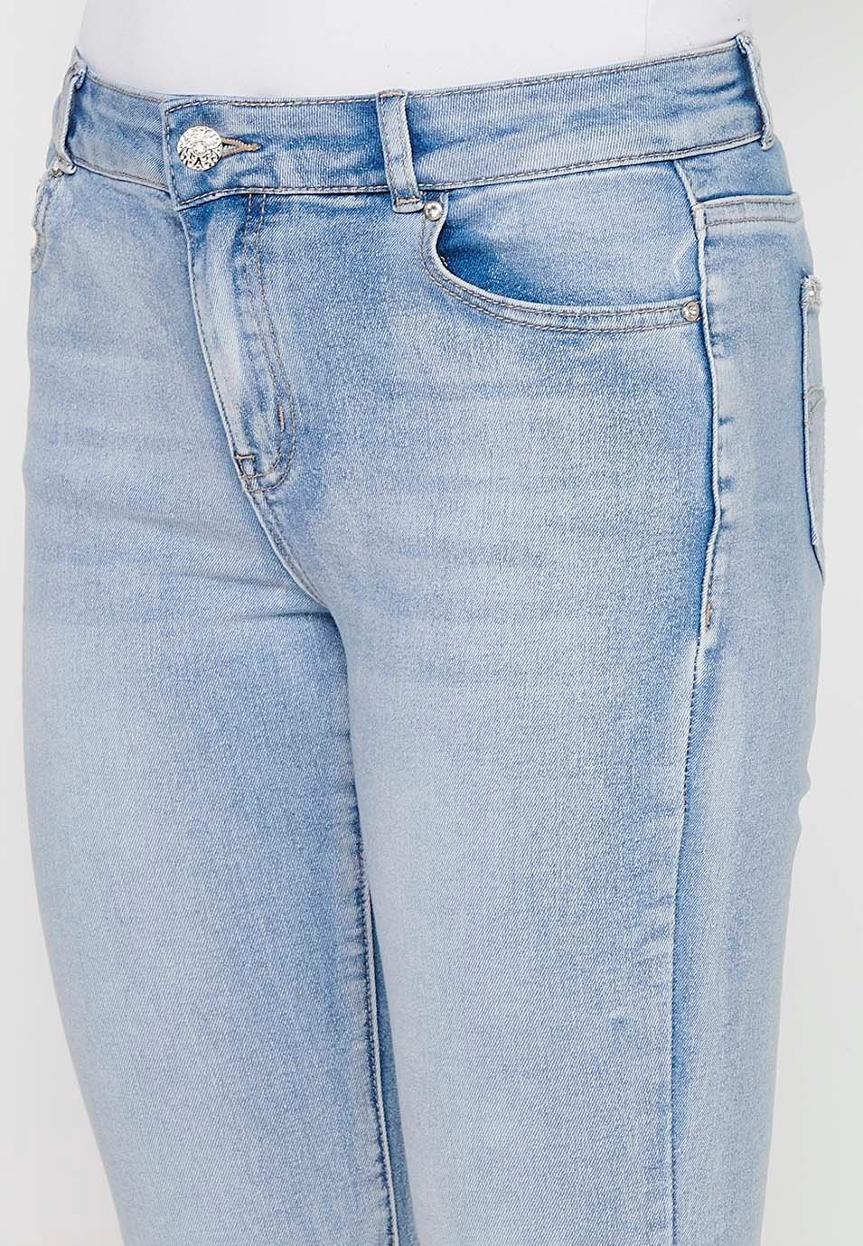 Pantalon pirate long en jean avec fermeture éclair sur le devant et fermeture boutonnée avec broderie florale bleue pour femme 8