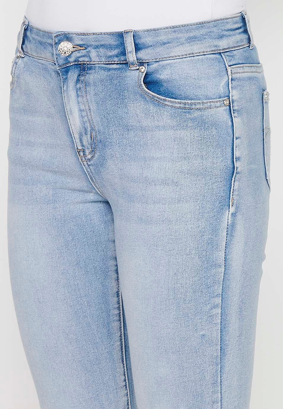 Pantalón largo pirata denim con Cierre delantero con cremallera y botón con Bordados florales de Color Azul para Mujer 8