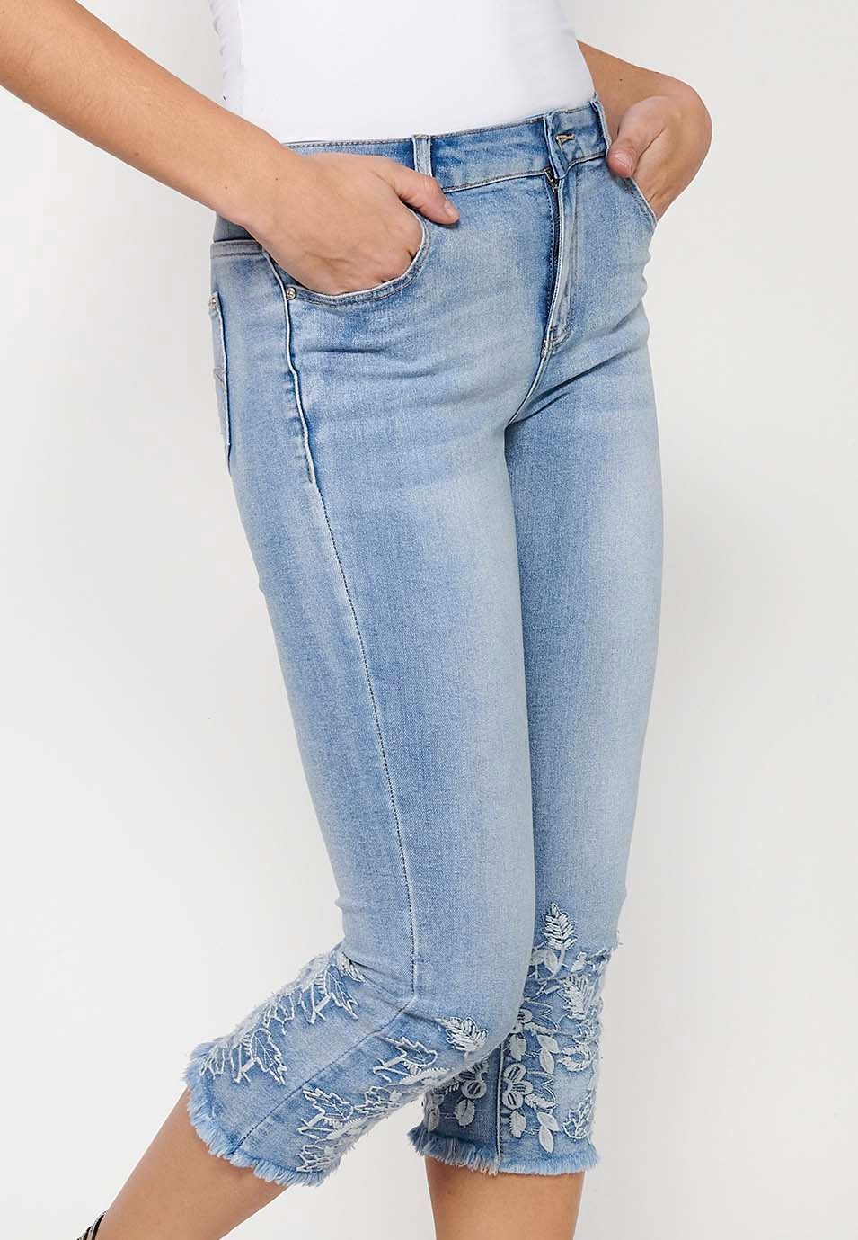 Pantalon pirate long en jean avec fermeture éclair sur le devant et fermeture boutonnée avec broderie florale bleue pour femme 2