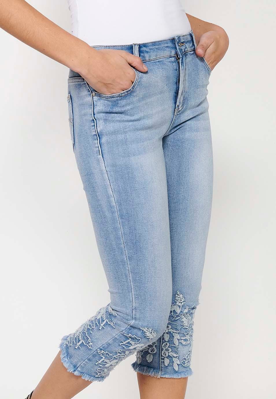 Lange Denim-Piratenhose mit Frontreißverschluss und Knopfverschluss mit blauer Blumenstickerei für Damen 2