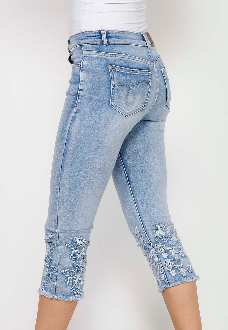 Pantalon pirate long en jean avec fermeture éclair sur le devant et fermeture boutonnée avec broderie florale bleue pour femme 9