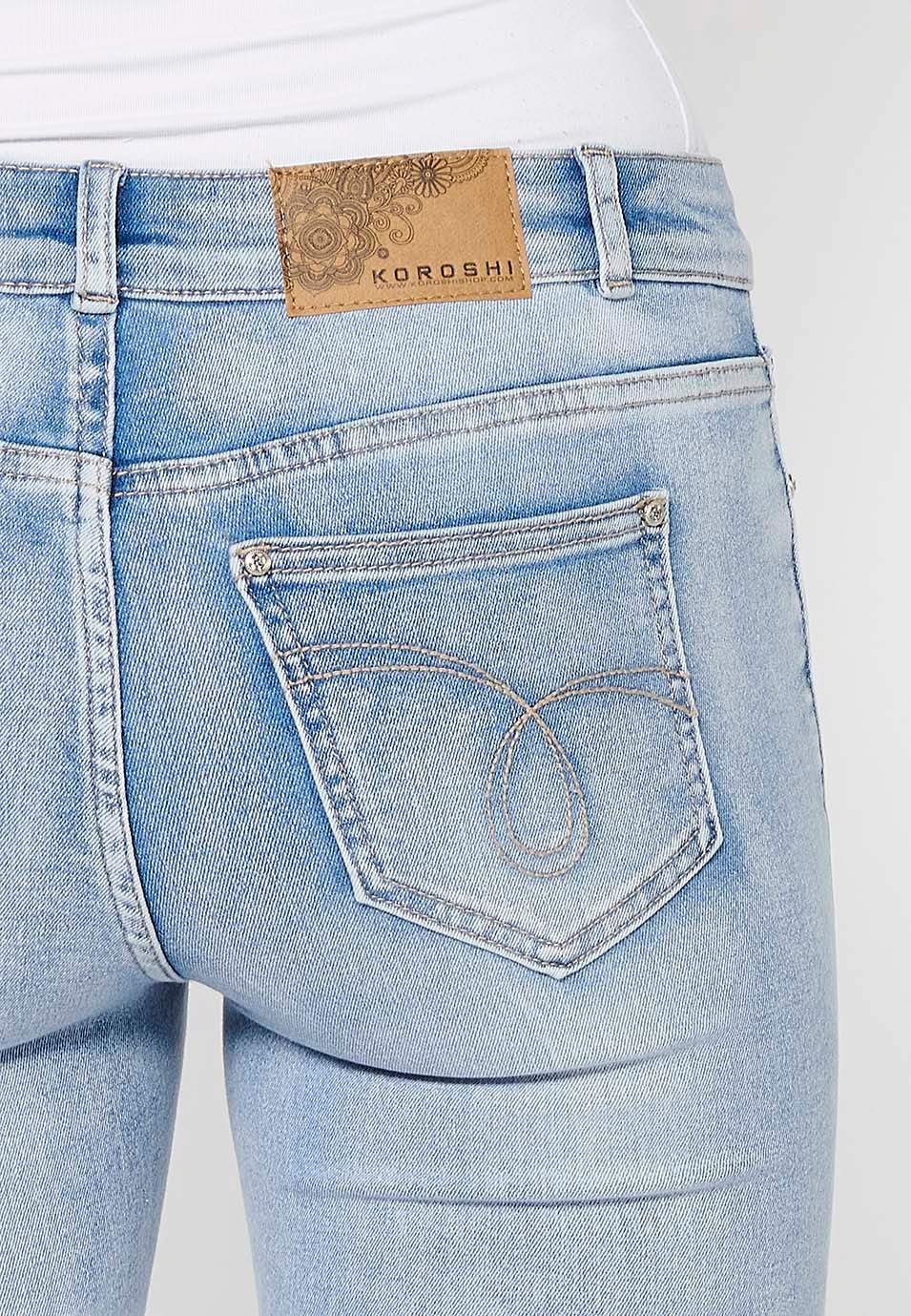 Lange Denim-Piratenhose mit Frontreißverschluss und Knopfverschluss mit blauer Blumenstickerei für Damen 5