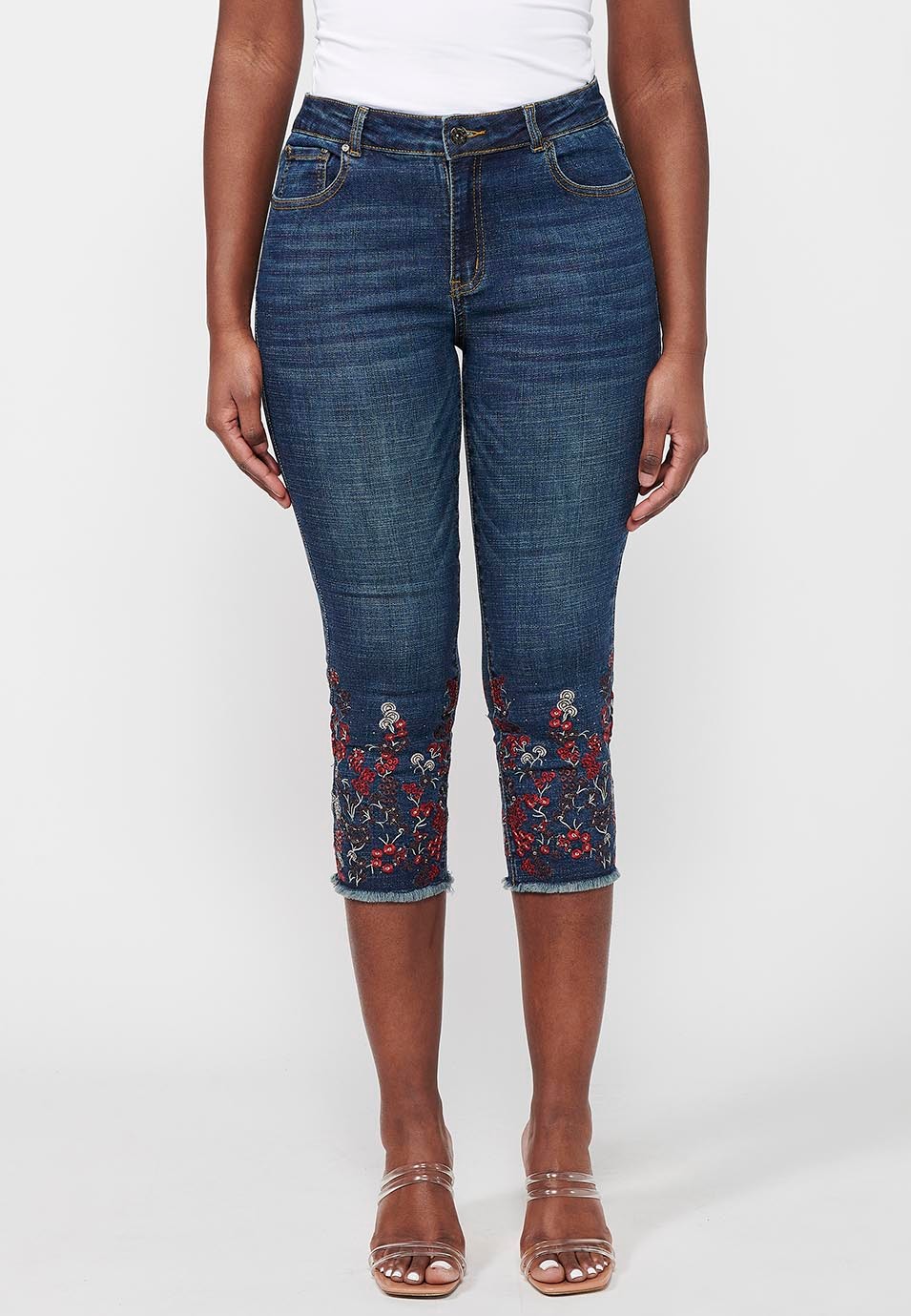 Pantalon pirate fini en broderie florale, couleur bleu foncé pour femme