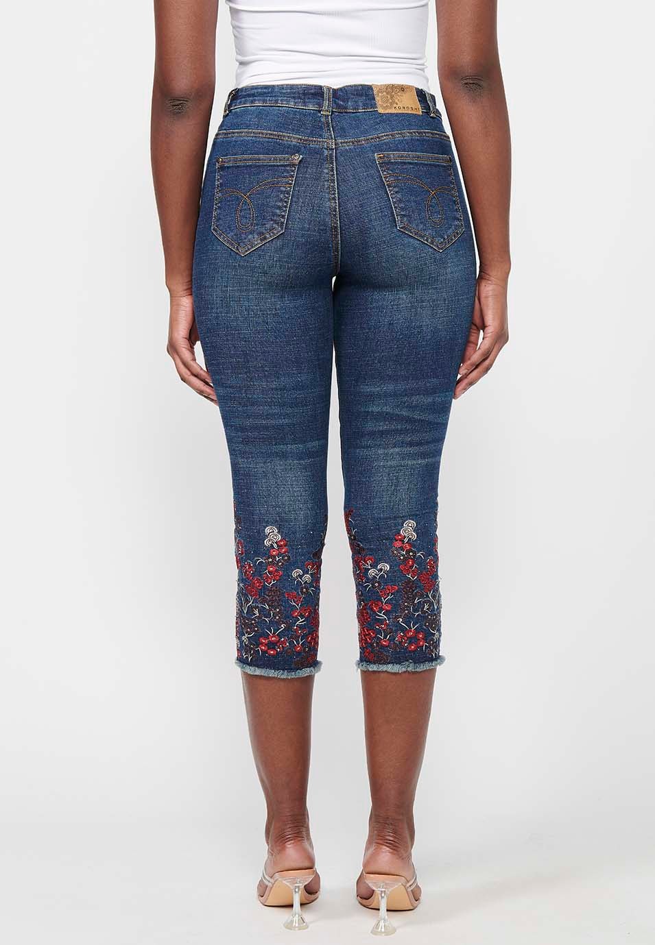 Pantalón pirata acabado en bordado floral, color azul oscuro para mujer