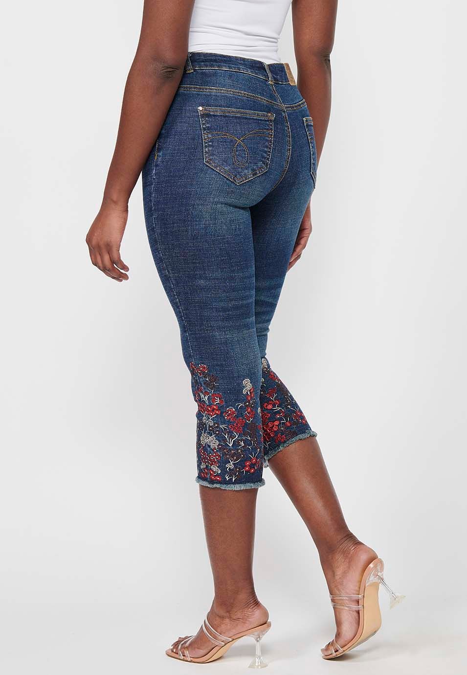 Pantalón pirata acabado en bordado floral, color azul oscuro para mujer