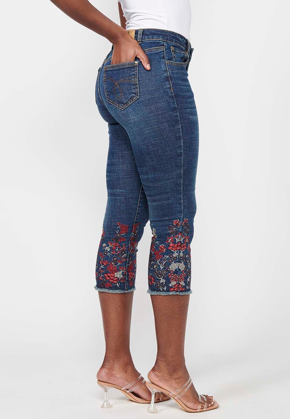 Pantalón pirata acabado en bordado floral, color azul oscuro para mujer