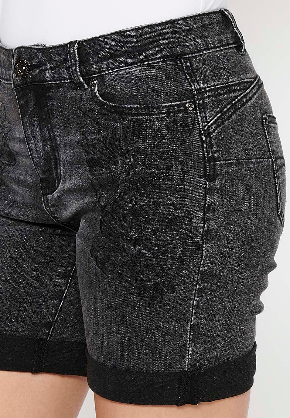 Short à finition revers avec fermeture sur le devant avec fermeture éclair et bouton et broderie florale en Noir pour Femme 1