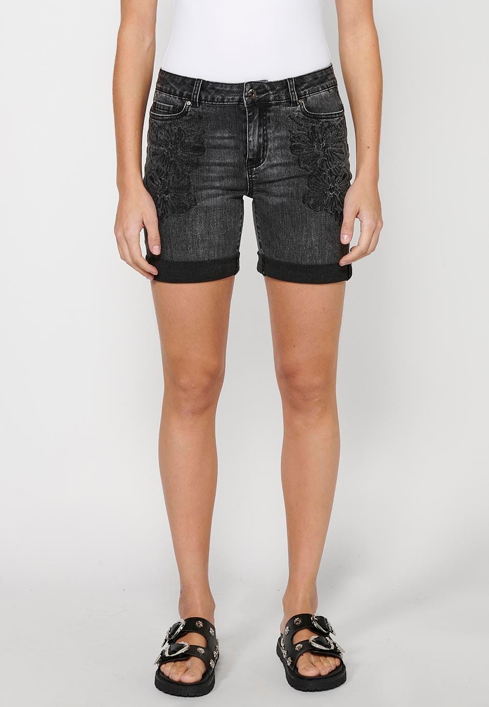 Short à finition revers avec fermeture sur le devant avec fermeture éclair et bouton et broderie florale en Noir pour Femme 4