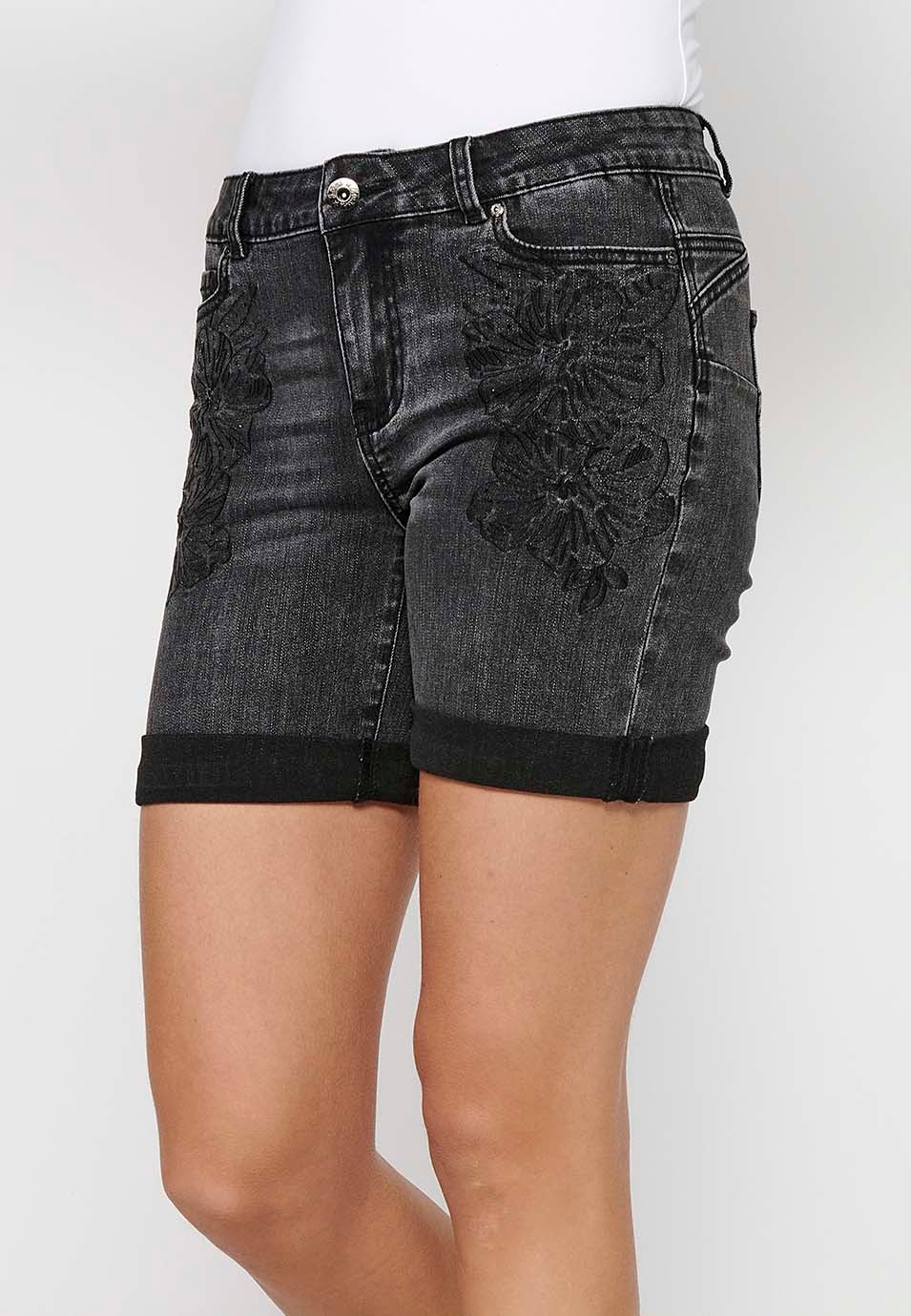 Short à finition revers avec fermeture sur le devant avec fermeture éclair et bouton et broderie florale en Noir pour Femme 6