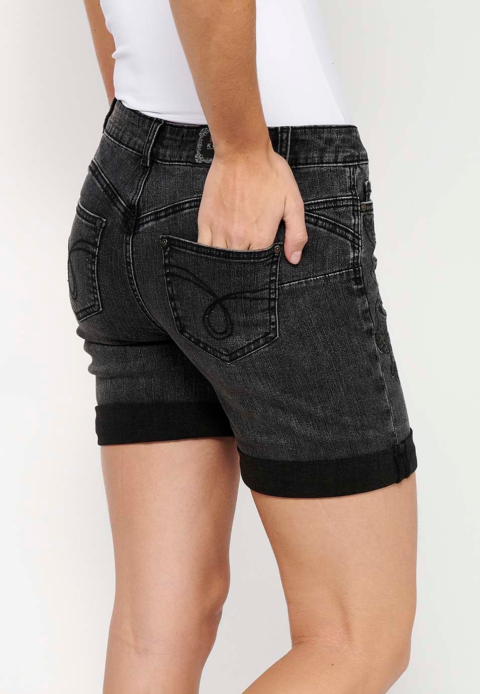 Short à finition revers avec fermeture sur le devant avec fermeture éclair et bouton et broderie florale en Noir pour Femme 7