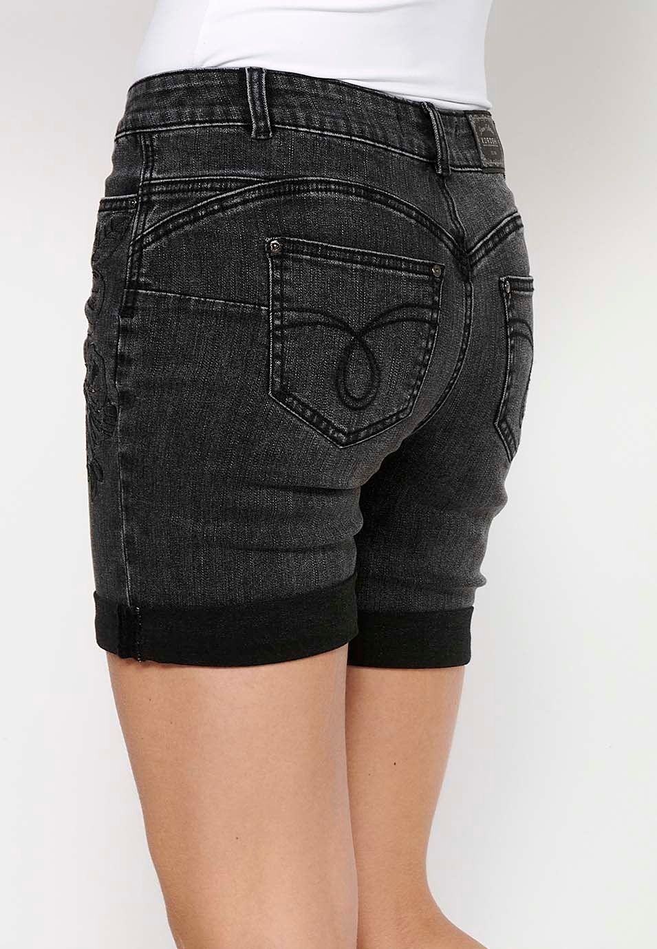 Short à finition revers avec fermeture sur le devant avec fermeture éclair et bouton et broderie florale en Noir pour Femme 8