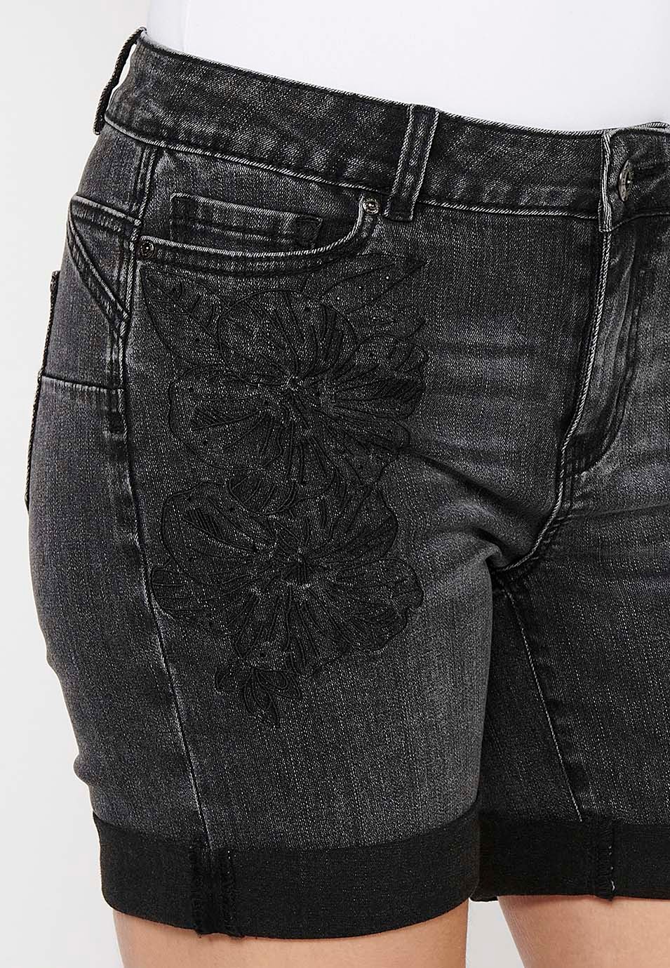 Short à finition revers avec fermeture sur le devant avec fermeture éclair et bouton et broderie florale en Noir pour Femme 2