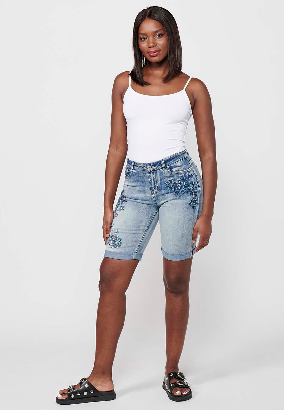 Hellblaue Shorts mit Blumenstickerei für Damen