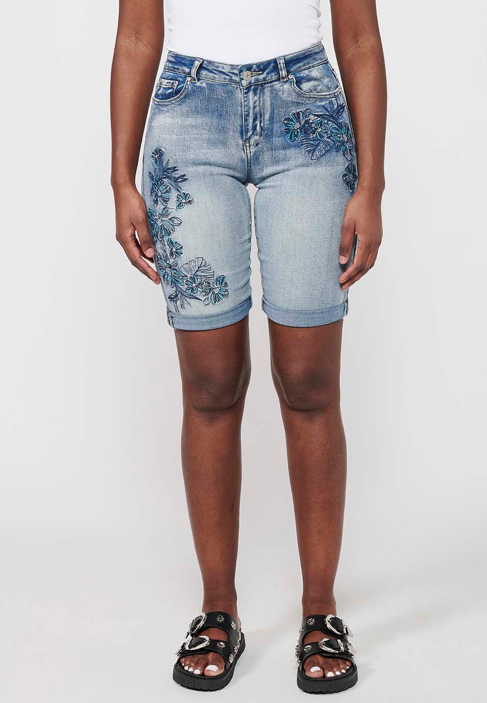 Hellblaue Shorts mit Blumenstickerei für Damen