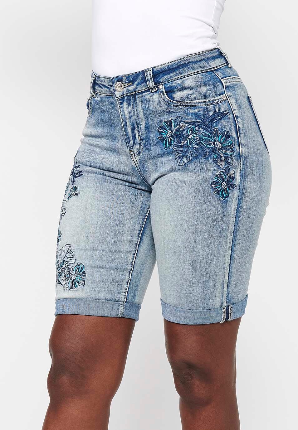 Short femme bleu clair à broderie florale