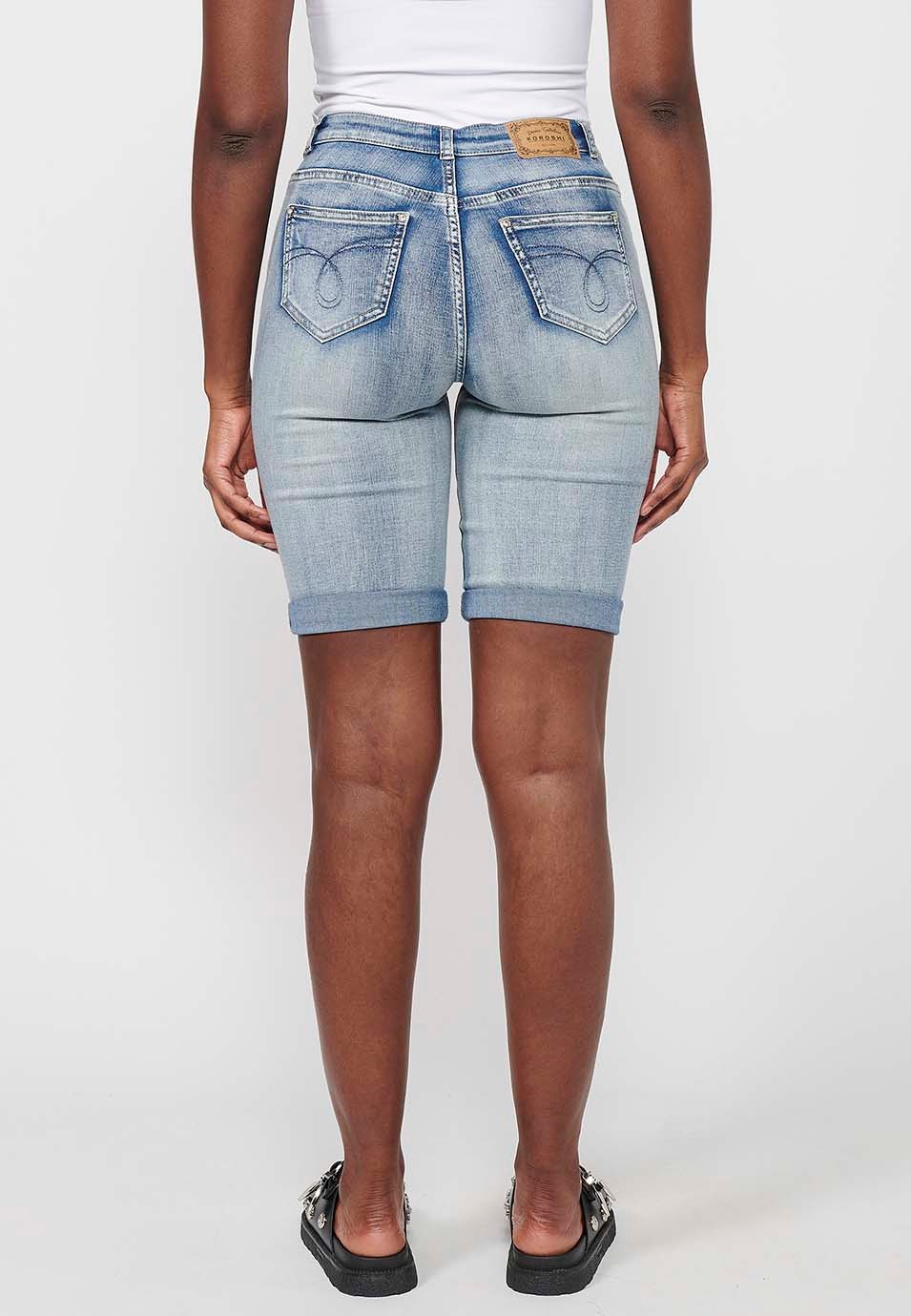 Hellblaue Shorts mit Blumenstickerei für Damen