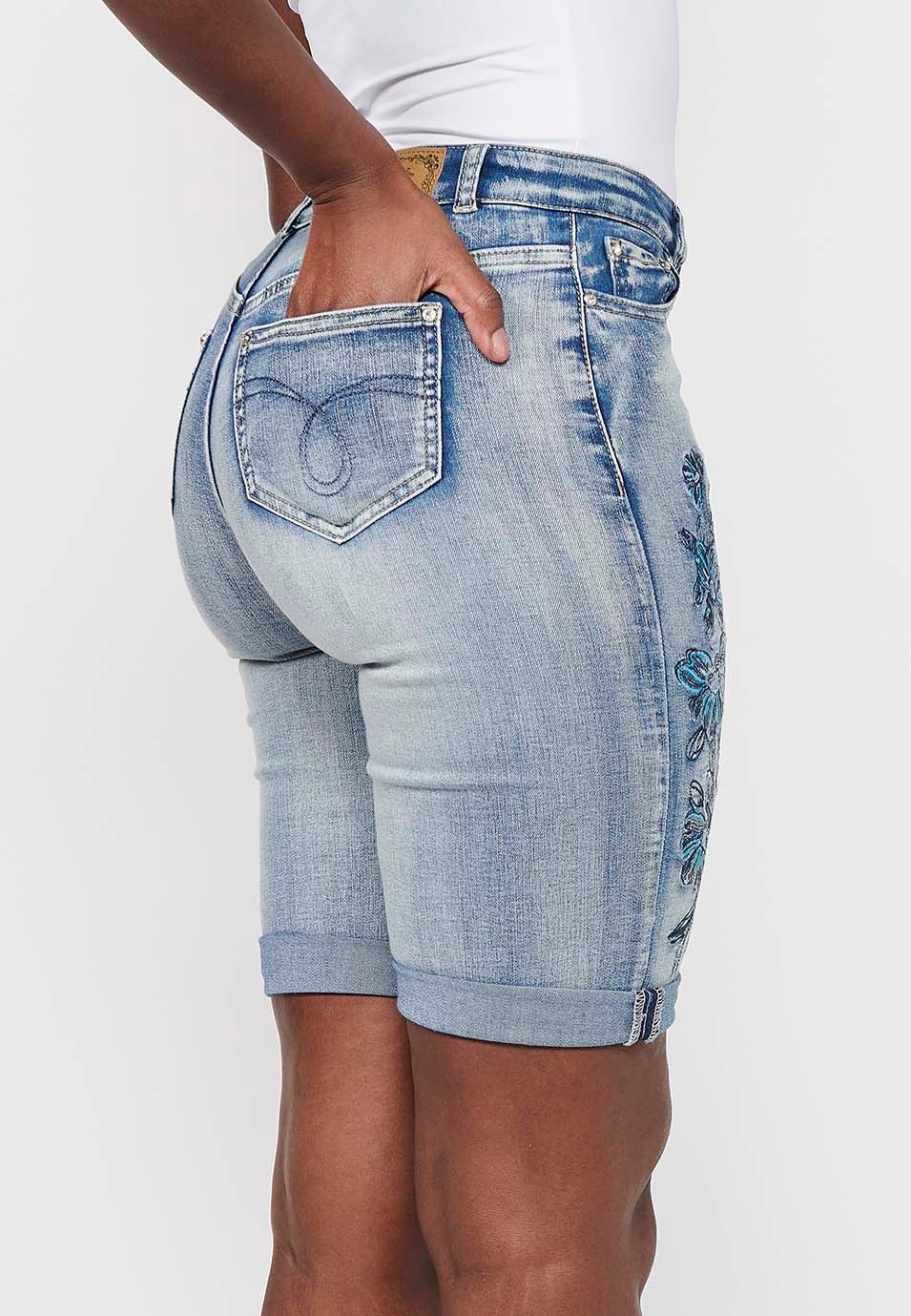 Hellblaue Shorts mit Blumenstickerei für Damen