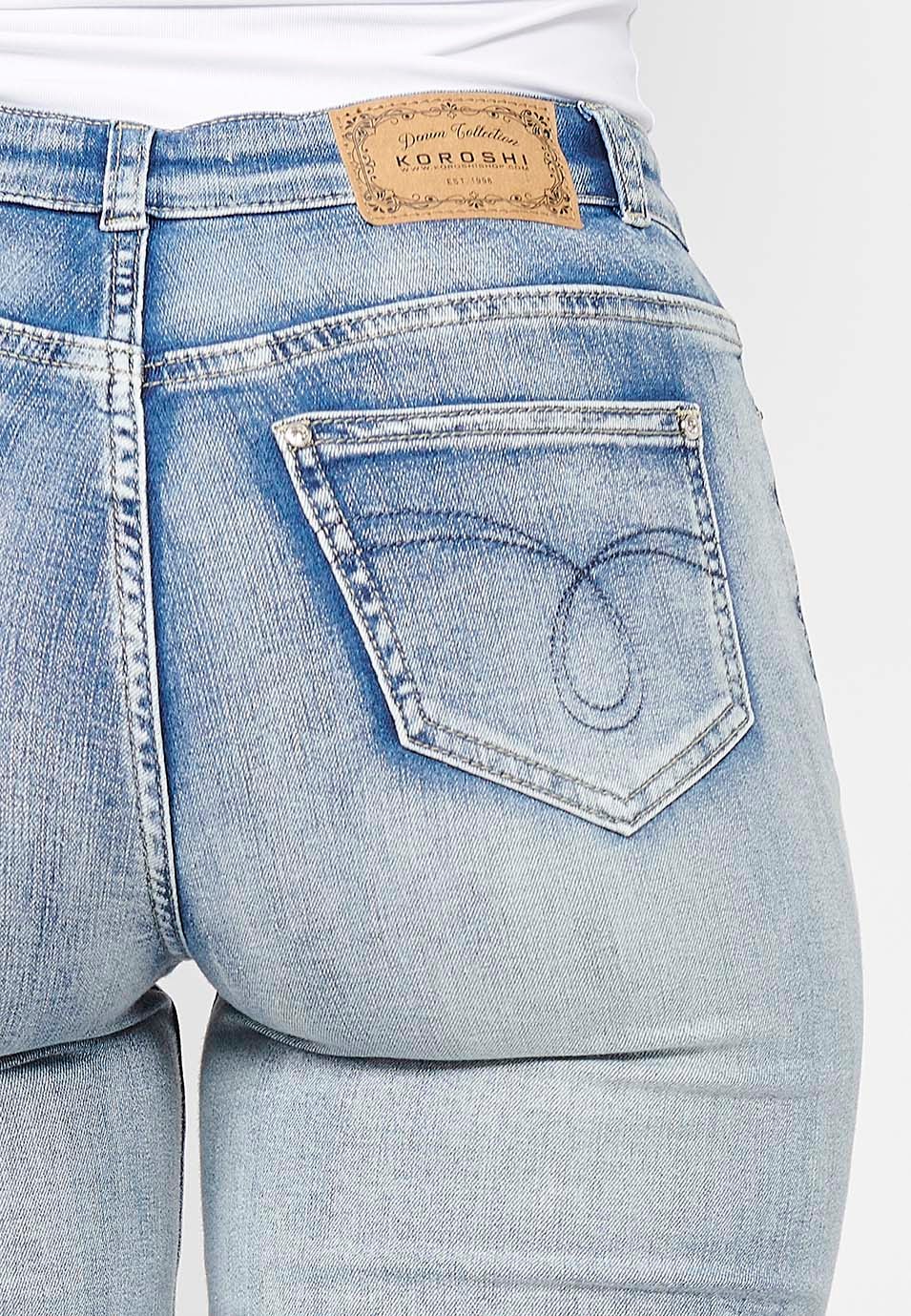 Hellblaue Shorts mit Blumenstickerei für Damen