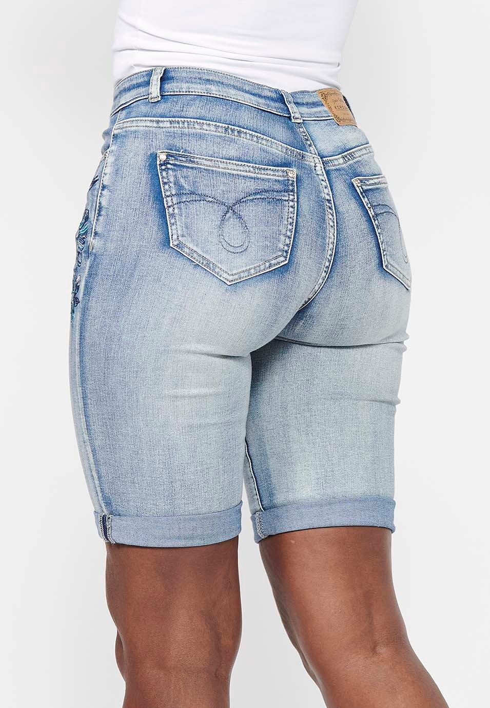 Hellblaue Shorts mit Blumenstickerei für Damen