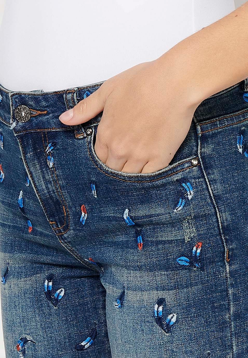 Short en jean avec fermeture éclair et bouton sur le devant et tissu brodé avec cinq poches, une poche bleue pour femme 9