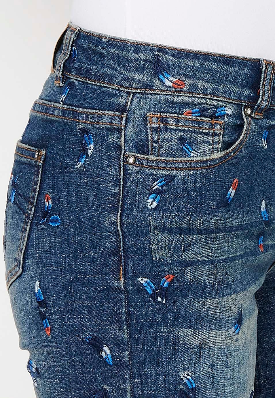 Denim shorts with front zipper and button closure and embroidered fabric with five pockets, one blue pocket pocket for women 5