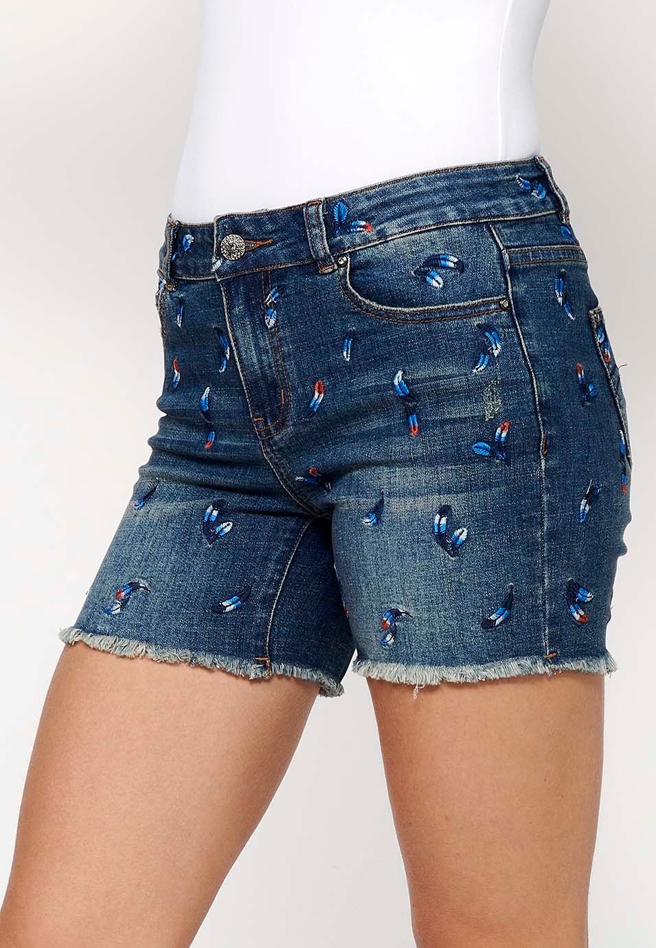 Short en jean avec fermeture éclair et bouton sur le devant et tissu brodé avec cinq poches, une poche bleue pour femme 2