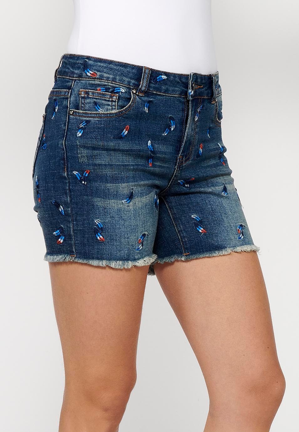 Short en jean avec fermeture éclair et bouton sur le devant et tissu brodé avec cinq poches, une poche bleue pour femme 4