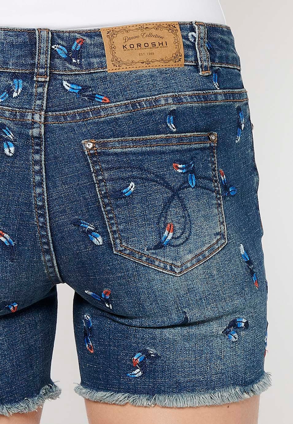 Jeansshorts mit Reißverschluss und Knopfverschluss vorne und besticktem Stoff mit fünf Taschen, einer blauen Taschentasche für Damen 7