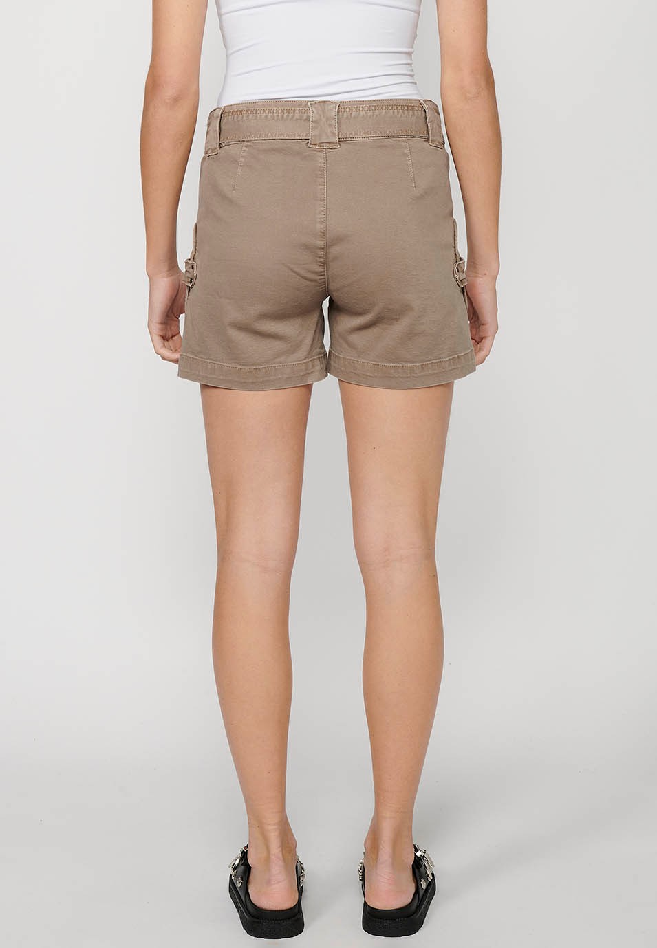 Beigefarbene Shorts mit Gürtel an der Taille und aufgesetzten Taschen für Damen
