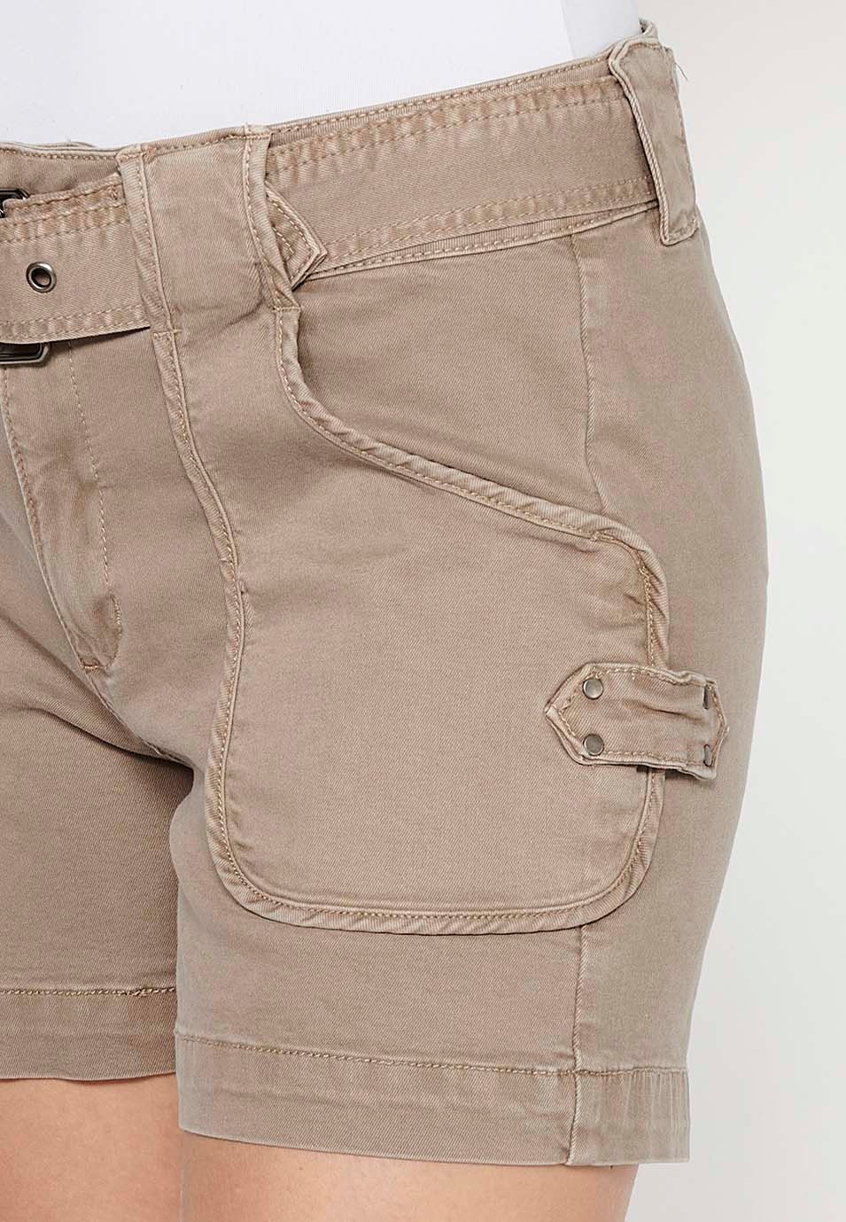 Beigefarbene Shorts mit Gürtel an der Taille und aufgesetzten Taschen für Damen
