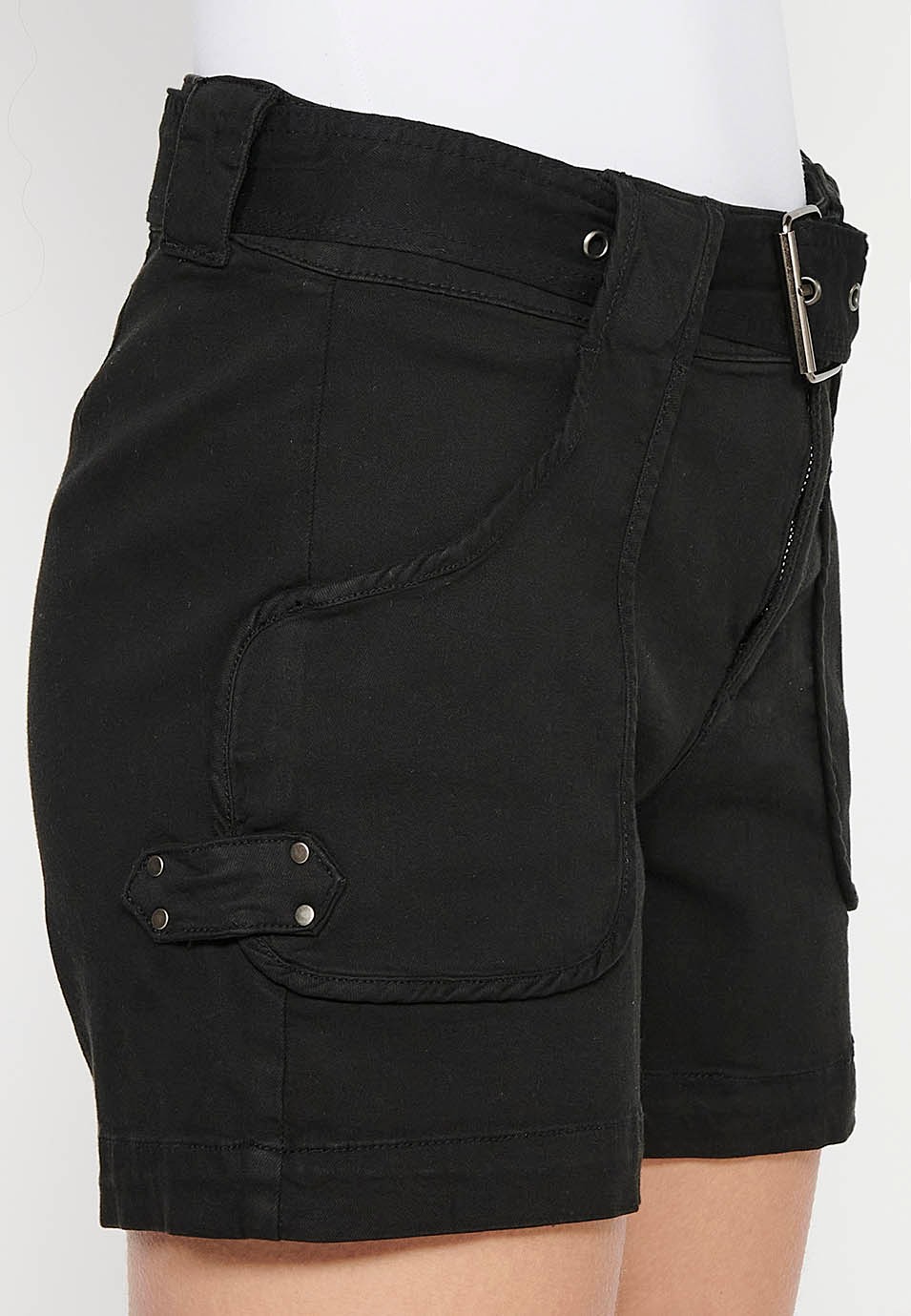 Schwarze Shorts mit Gürtel an der Taille und aufgesetzten Taschen für Damen 7