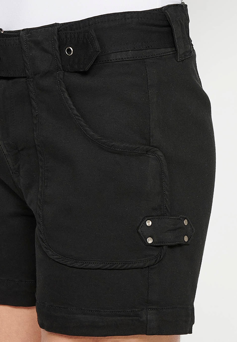 Schwarze Shorts mit Gürtel an der Taille und aufgesetzten Taschen für Damen 8