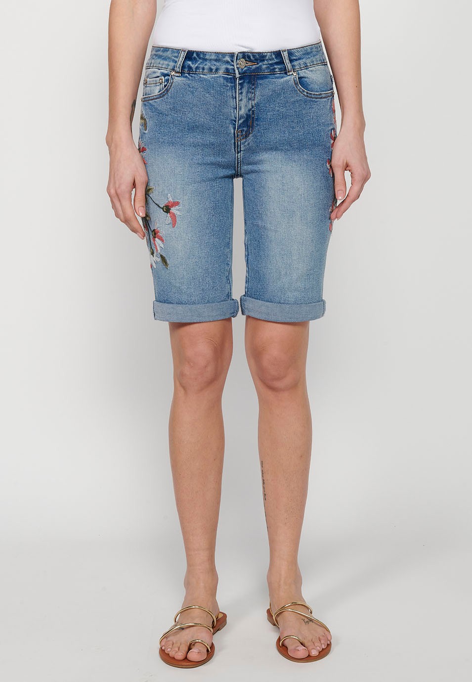 Short avec broderie florale, coloris bleu pour femme