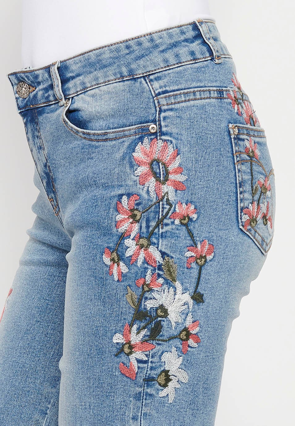 Pantalón corto con bordados florales, color azul para mujer