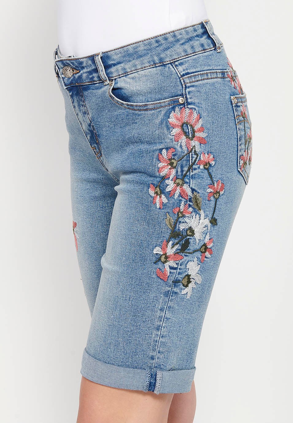 Pantalón corto con bordados florales, color azul para mujer