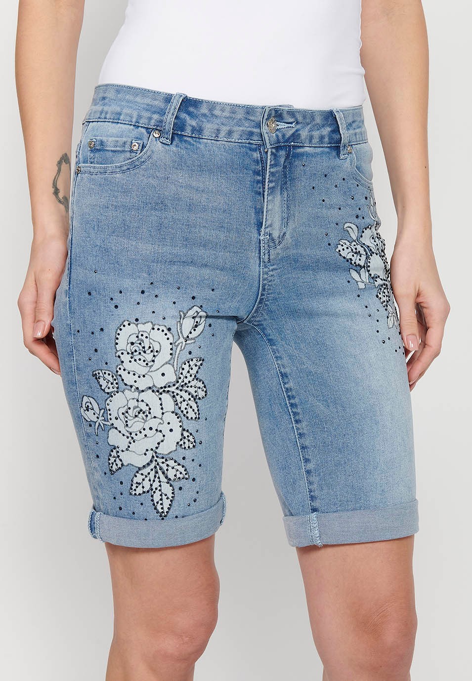 Short, broderie florale, coloris bleu pour femme