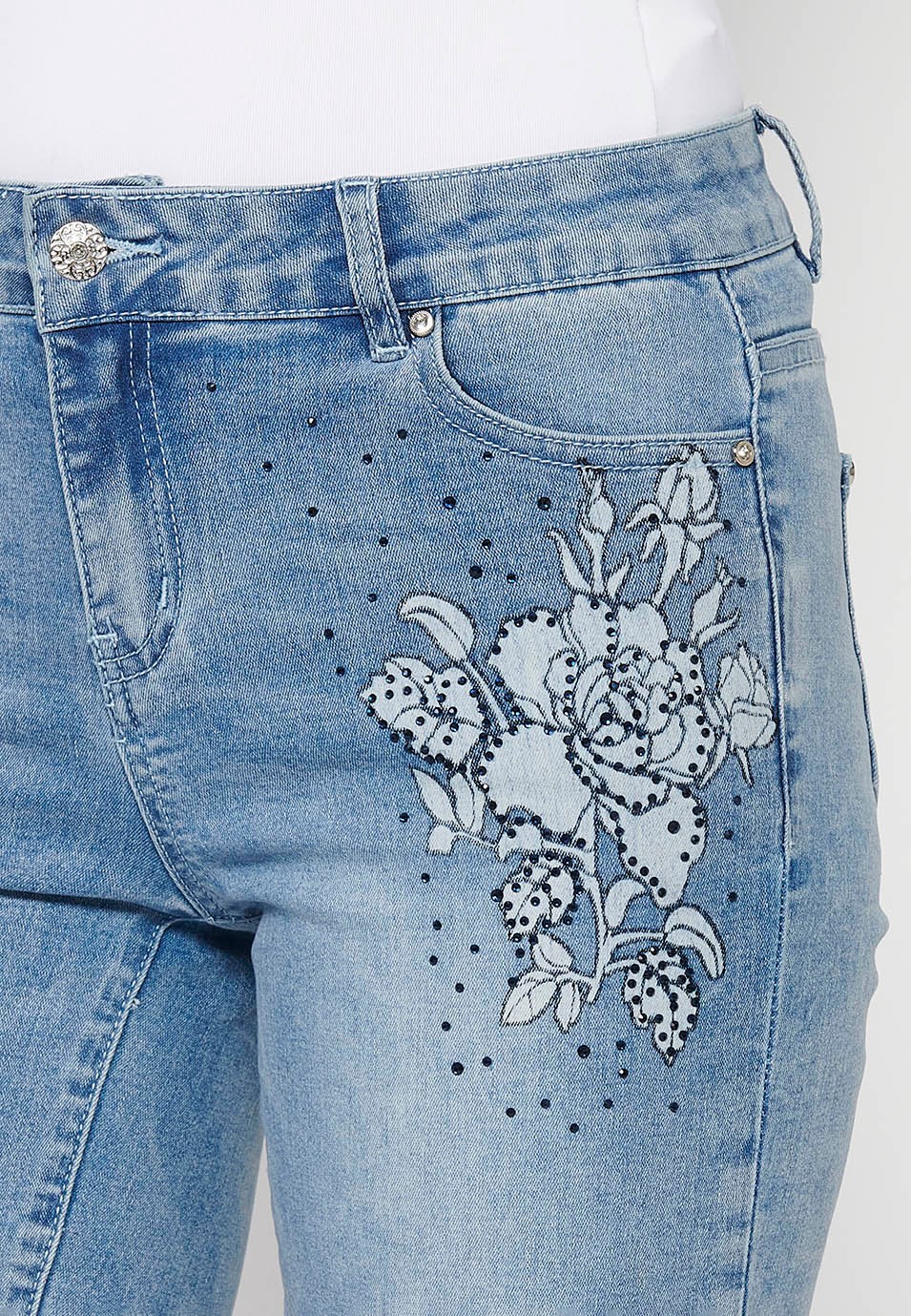 Pantalón corto, bordados florales, color azul para mujer