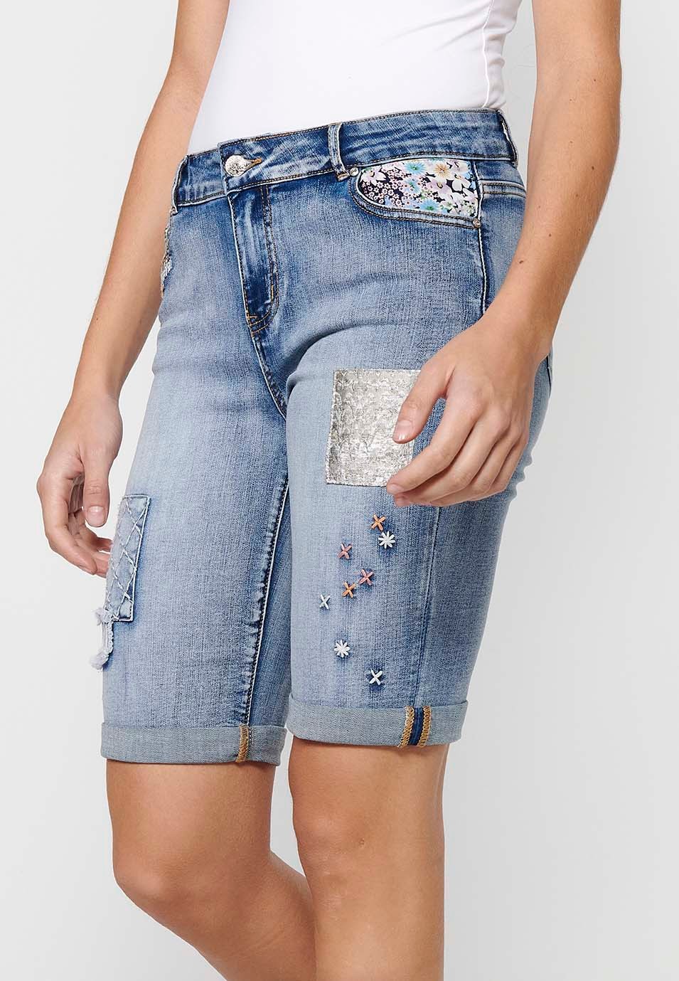 Short shorts finished in turn with details of front patches and removable chain decoration with front closure with zipper and button in Blue for Women 3