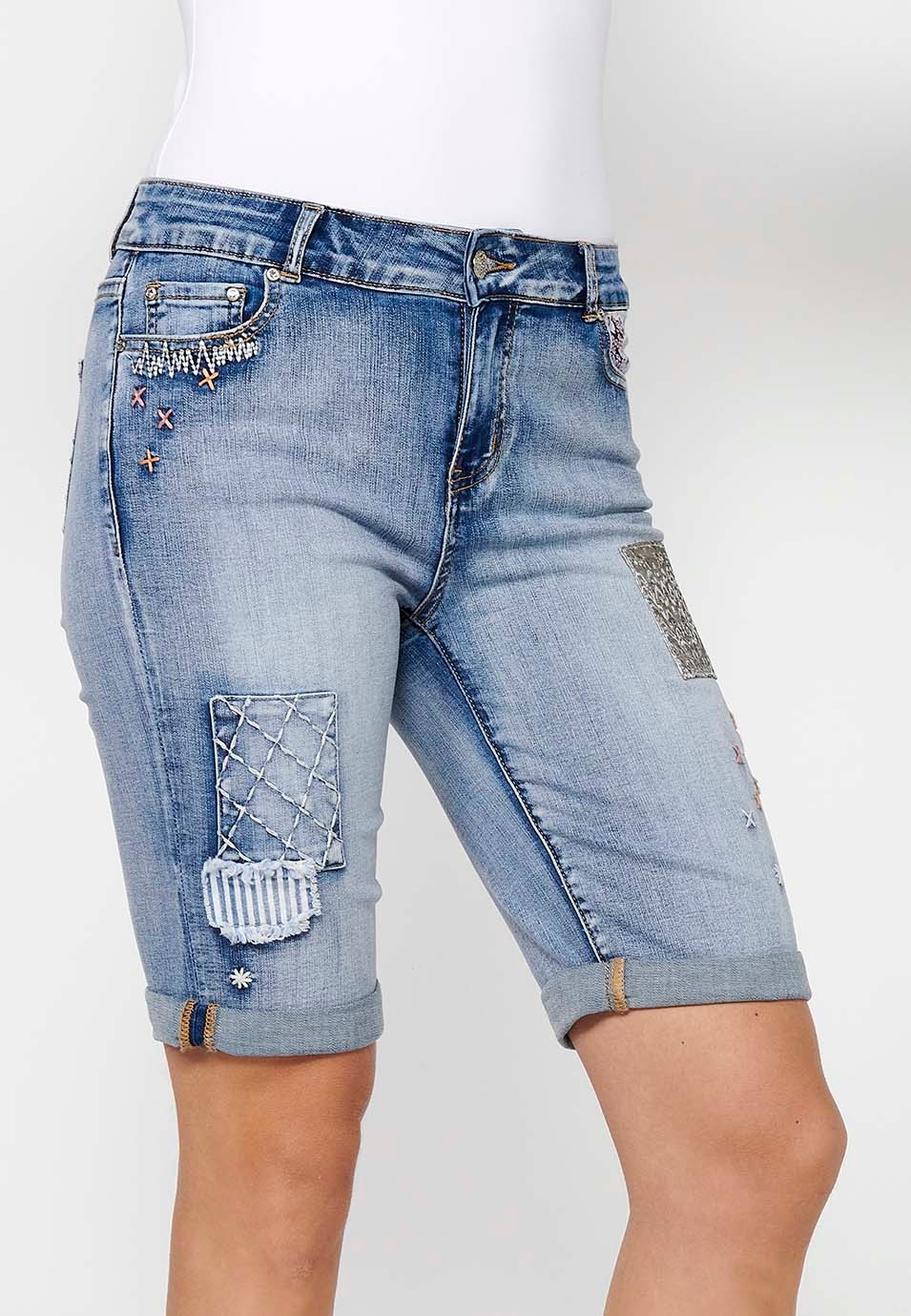 Short shorts finished in turn with details of front patches and removable chain decoration with front closure with zipper and button in Blue for Women 2