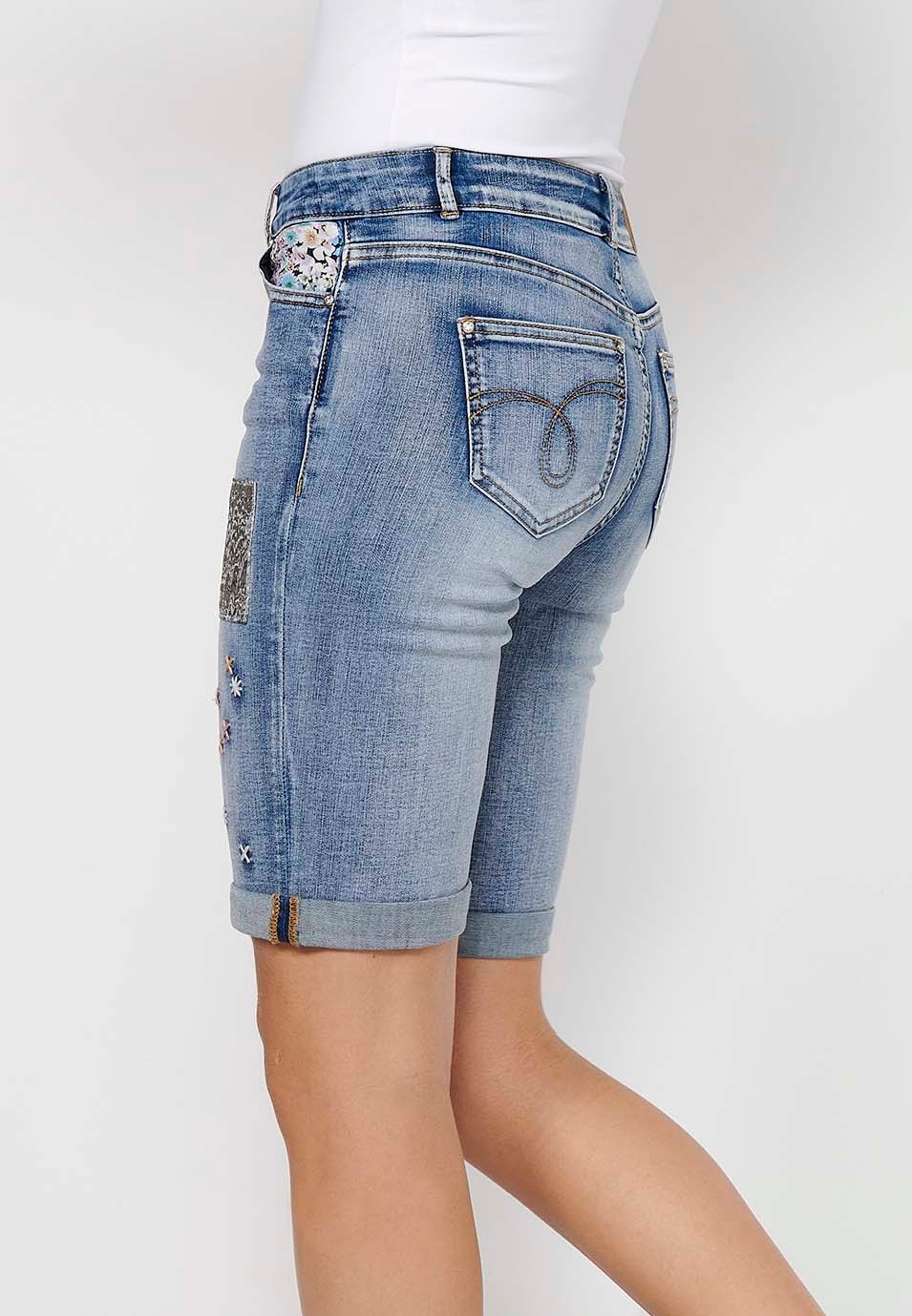 Short shorts finished in turn with details of front patches and removable chain decoration with front closure with zipper and button in Blue for Women 9